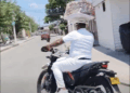 El hombre de blanco que lleva el sabor del Caribe sobre la cabeza